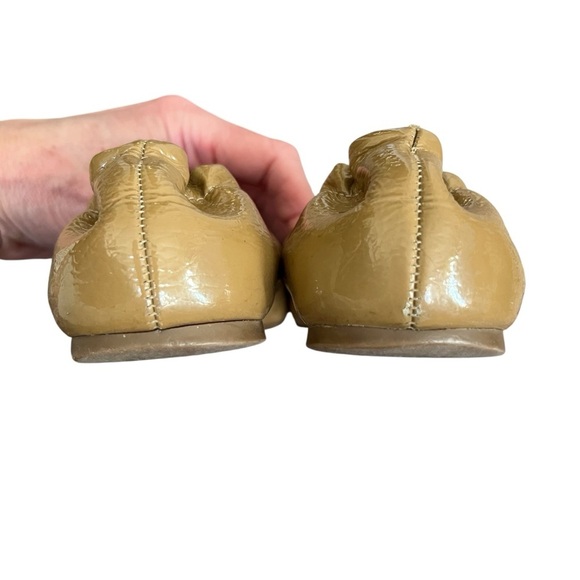 TORY BURCH Logo Ballet Flat Gold Reva Patent Iced Coffee Tan Beige Size 6.5 - Picture 7 of 13